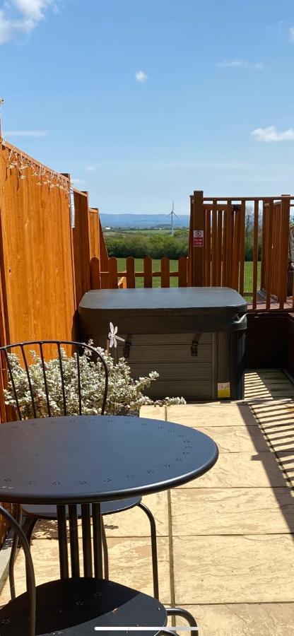 The Beehive -stunning Views - Hot Tub - Romantic Holiday home Launceston